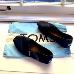Tom’s woven flats